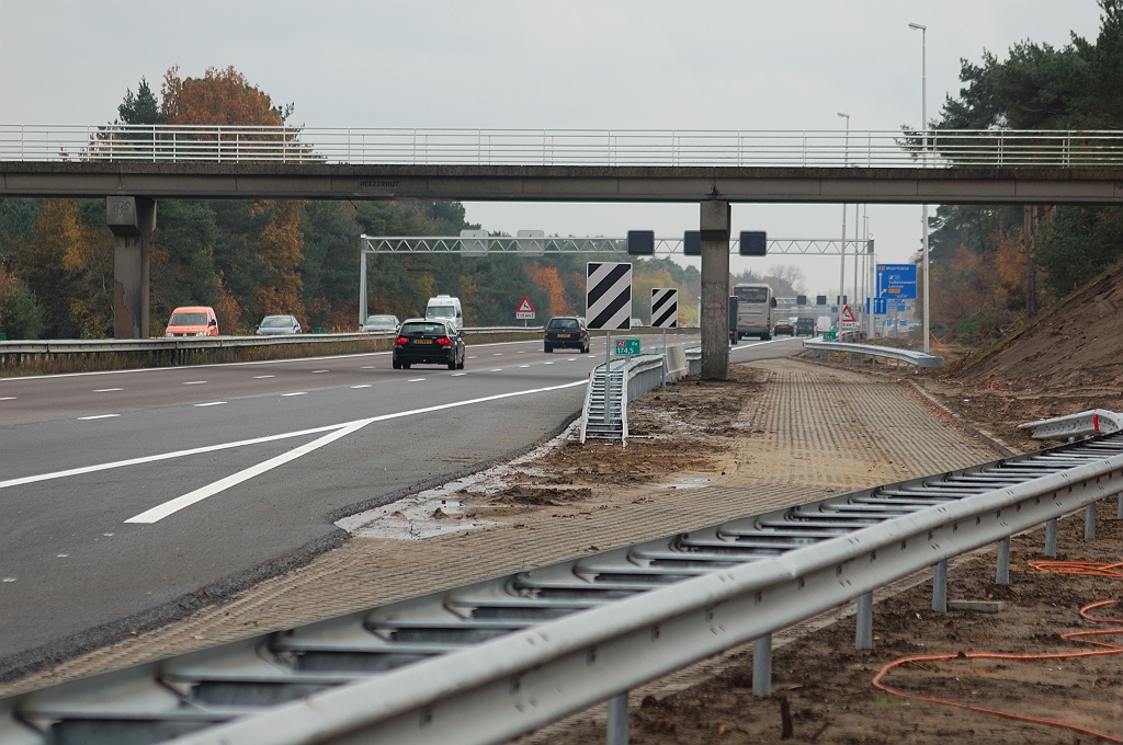 20101106-151710.bmp - ...het zijn de onvermijdelijke borden BB04 (versmalling vluchtstrook). De bypass zelf is niet aangekondigd met borden en lijkt ook geen geslotenverklaring te hebben.
