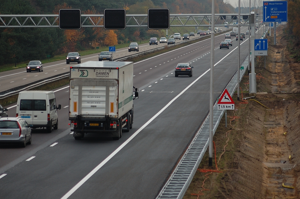 20101106-152205.bmp - Nieuw aangelegde bermsloot staat nog droog, in tegenstelling tot die bij het viaduct Aalsterhut aan het begin van deze fotoreeks.  week 201042 