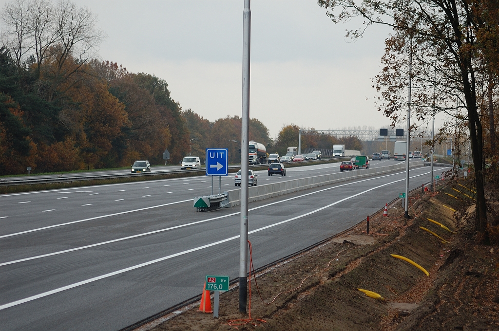 20101106-155231.bmp - Volgens ervaringsdeskundigen is de verlengde afrit Valkenswaard erg geslaagd. Hij voorkomt terugslag van de file voor de kruising met de N396 naar de A2. Een zaterdagmiddag is niet geschikt om dit met fotomateriaal te bevestigen.