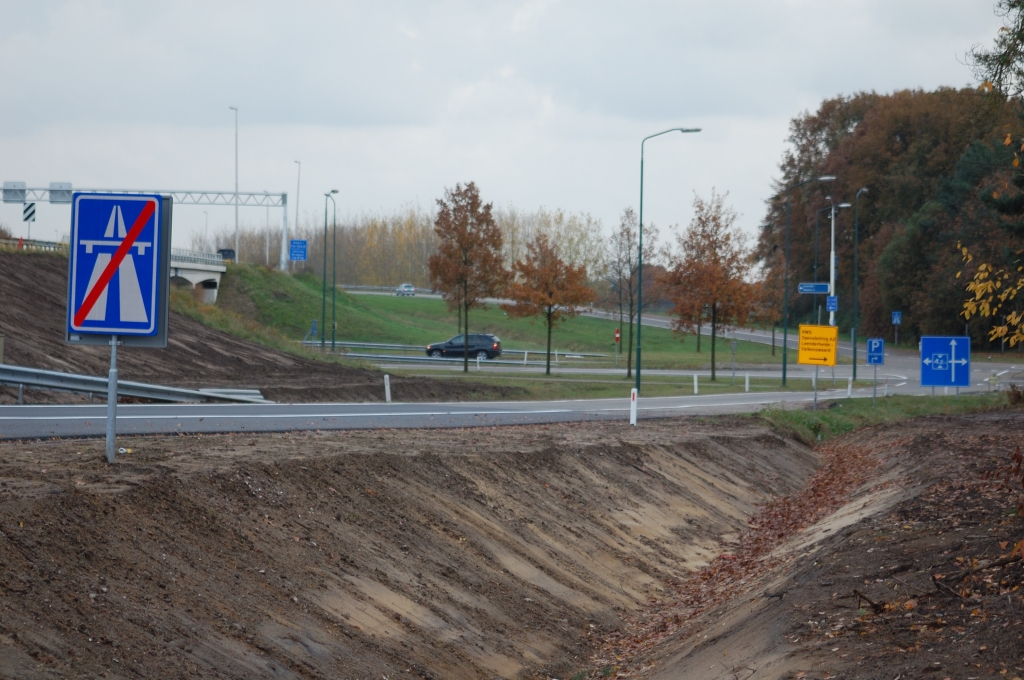 20101106-160619.bmp - Nieuw bord G2 (einde autosnelweg) staat eerder op de afrit dan het oude, nog model RVV 1966 bord. Een trend die we vaker waarnamen. De vluchtstrook is wel gehandhaafd tot einde afrit bij de N396. Uitwijkroute-bordjes nog niet teruggeplaatst.  week 201037 