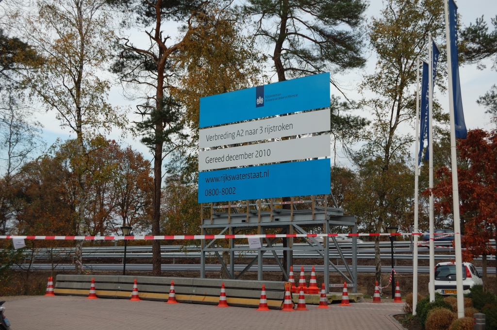 20101106-161535.bmp - Bouwbord is dan ook reeds verplaatst van het begin van het werkvak  bij kp. Leenderheide  naar de parkeerplaats bij het hotel Jagershorst in de aansluiting Valkenswaard, samen met een aantal afzettingsattributen. Het is duidelijk dat deze een rol gaan spelen bij de openingshandeling een dag na fotodatum.