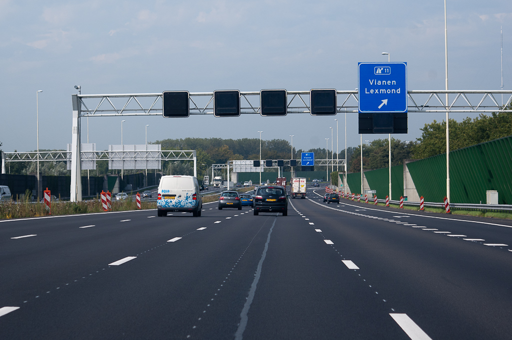 20110916-125021.jpg - Ook de bestaande rijstroken her-overlaagd met dubbellaags ZOAB. Wel met een langsnaad, maar dat zal onvermijdelijk zijn geweest om langdurige volledige afsluitingen te voorkomen.