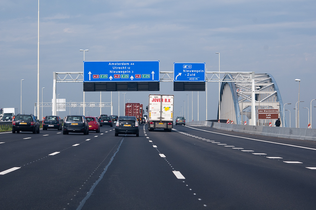 20110916-125112.jpg - Bruggen over de Lek zijn voeldoende breed voor zes stroken (4 rij, 1 weef en 1 vlucht), maar langzaamverkeerstrook is enigzins versmald met betonnen barrier.