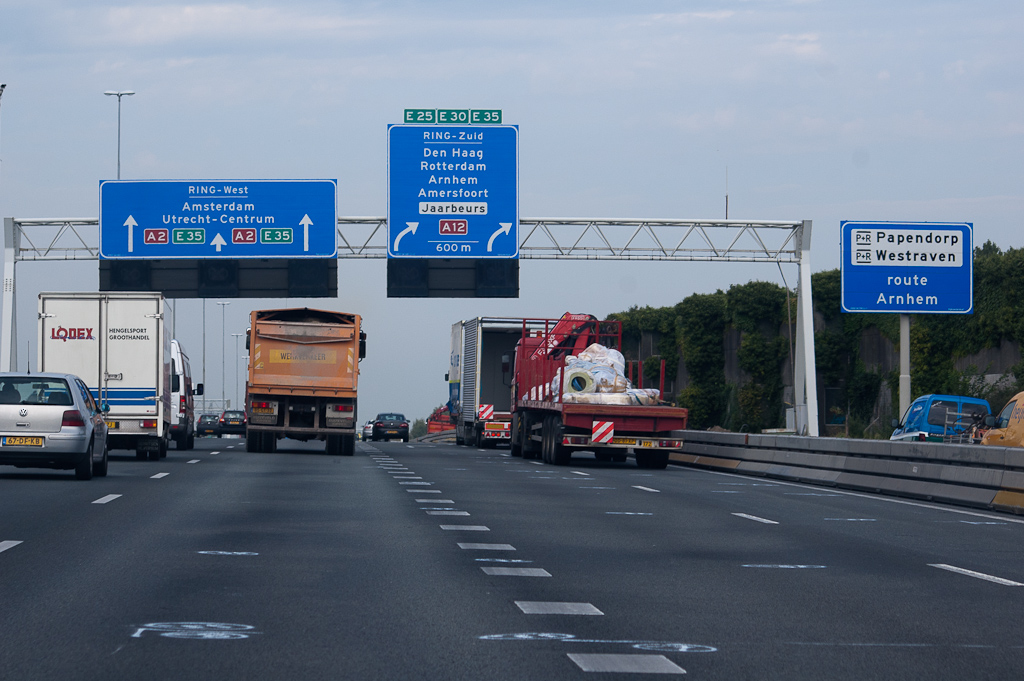 20110916-125440.jpg - Drie rijstroken op de A2 hoofdrijbaan bij het naderen van kp. Oudenrijn, dat blijft ook zo.