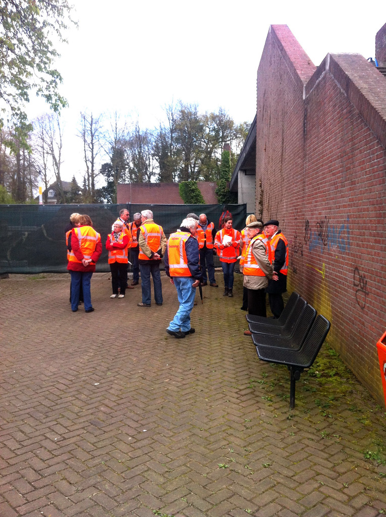 20120419-135925.JPG - De deelnemers krijgen veiligheidshesjes omgehangen alvorens zij het werkvak mogen betreden.