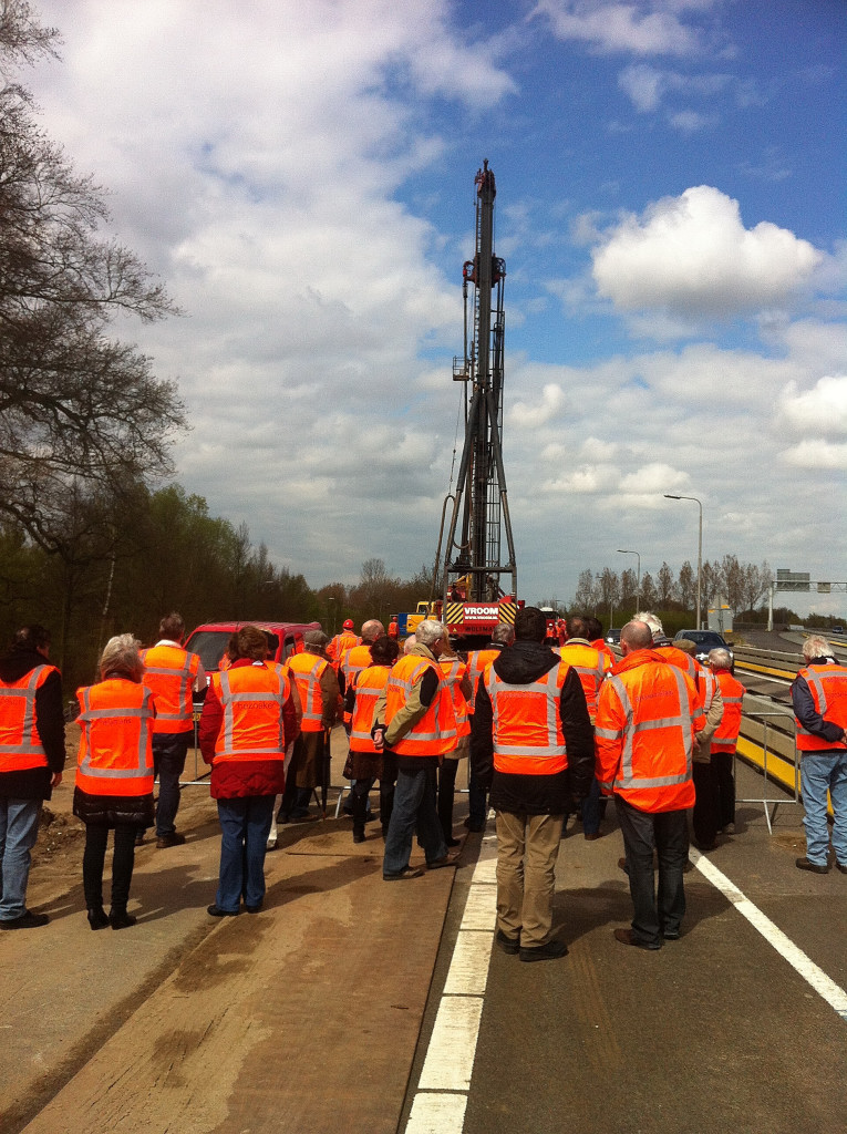 20120419-142814.JPG - Betreden van het werkvak. De dame van de vorige foto hield de bezoekers voortdurend onder controle, en greep in als er iemand de kudde dreigde te verlaten.