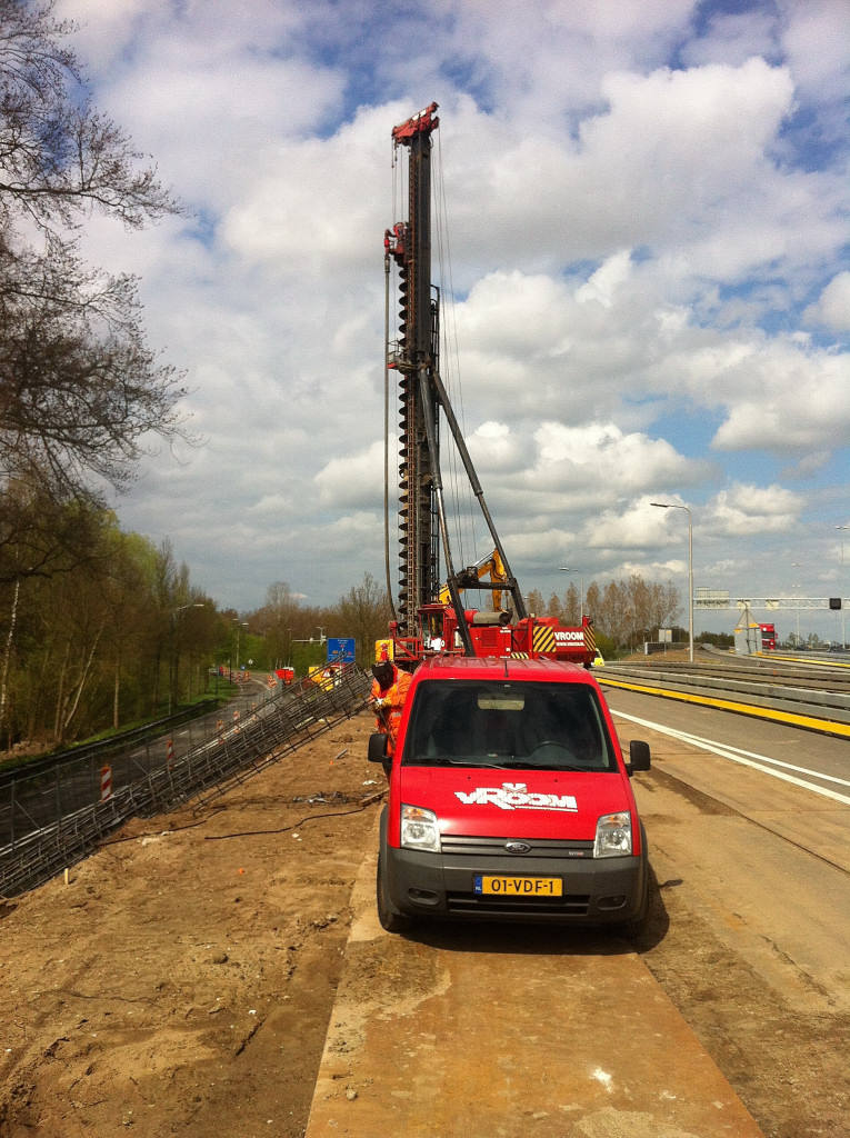 20120419-143901.JPG - Kortste afstand die werd toegestaan tot de hoofdrolspeler van de dag, de boorstelling die de gaten maakt waarin beton en wapeningscylinders worden neergelaten die het nieuwe scherm funderen.