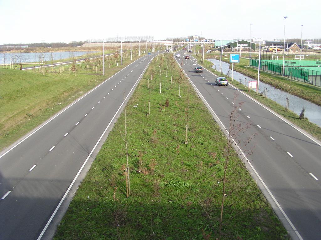 p1260043.jpg - Zicht vanaf een fietsersbrug over de Haarrijnse Rading in de richting A2 met ruimtereservering in het midden, mogelijk ten behoeve van vluchtstroken via een strokenverschuiving.