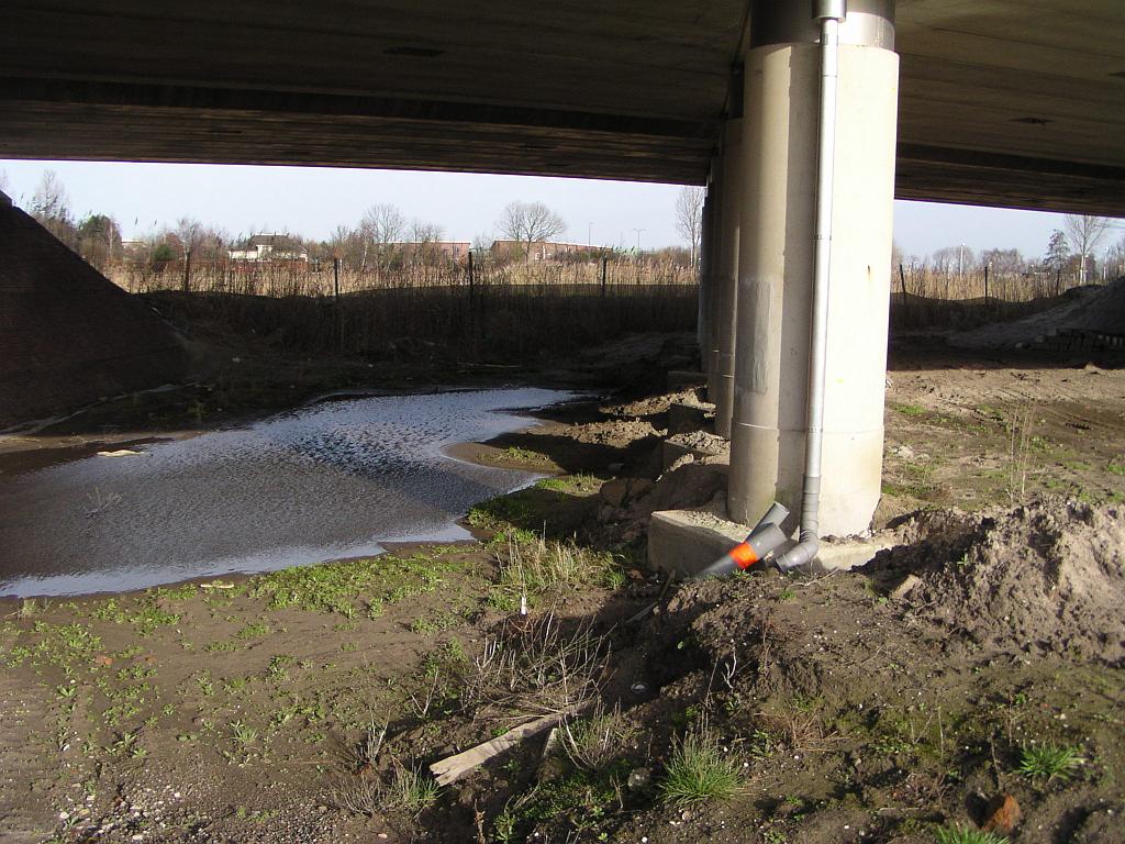 p1260050.jpg - De doorrijhoogte onder het spoorviaduct lijkt wat beperkt en daarom is hier reeds een hint gegeven van uitdieping.