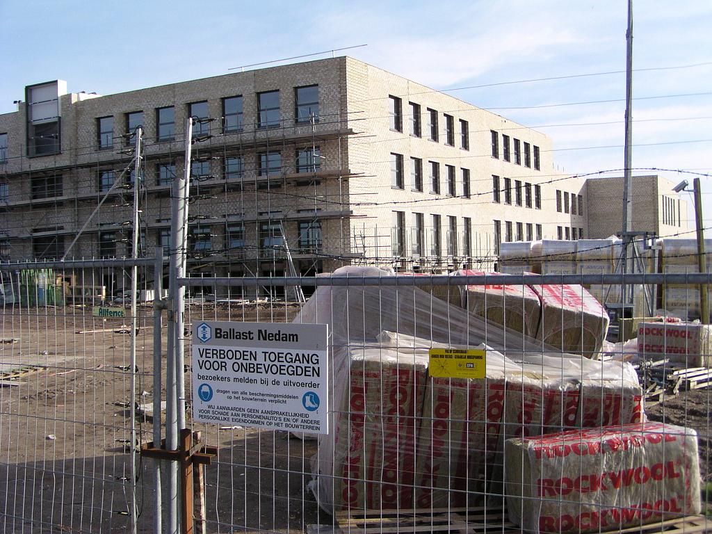 p1260054.jpg - Ook deze met hoogspanning beveiligde bouwhekken kunnen hun nut bewijzen bij herinzet als A25 constructie beveiliging.