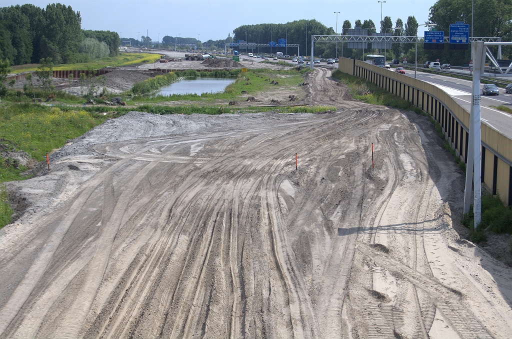 20100626-115638.bmp - Aan de westkant van het oude geluidsscherm beginnende grondwerken voor de verbreding. Parallelrijbaanstructuur moet hier ook nog doorlopen.