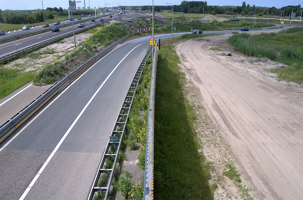 20100626-120657.bmp - ...die voorheen uitkwam op dit parallerijbaantje, die nu nog enkel dient voor de afrit. Uiteindelijk komt die parallelrijbaan dan rechts te liggen, en in de vrijkomende ruimte krijgen we de A4 HRR. Herhaal de verschuifactie voor HRL en bouw de oostelijke parallelrijbaan.