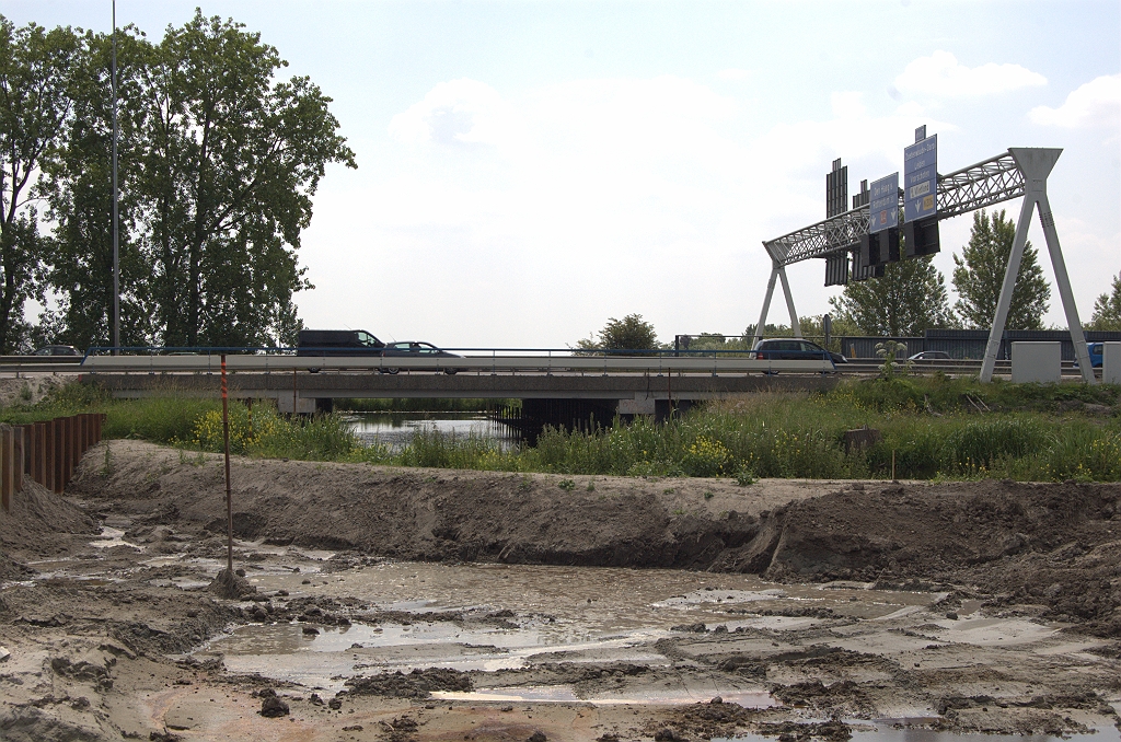 20100626-123602.bmp - Het is de Vrouwenvaart die onder de A4 doorgaat via een duidelijk niet oorspronkelijk kunstwerk. Het lijkt gezien de vormgeving uit de jaren 90 van de vorige eeuw te stammen.