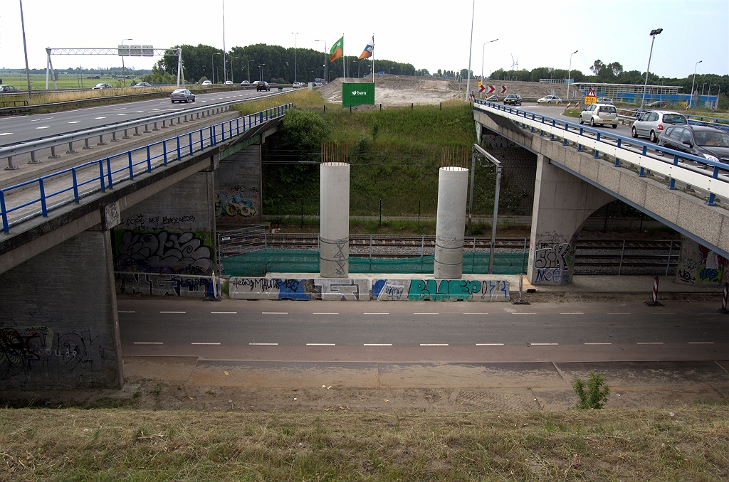 20100626-130119.bmp - In de eindsituatie hebben we hier een parallelrijbanenconfiguratie, en verwachten de oostelijke rangeerbaan op het viaduct waar thans de HRL op ligt. De HRL zou dan komen te liggen op een nieuw viaduct dat in de plaats komt van de veteraan uit 1958. Verder gokkend delen we de twee nieuwe steunen toe aan het te verbreden viaduct waar thans de Willem van der Madeweg op ligt...