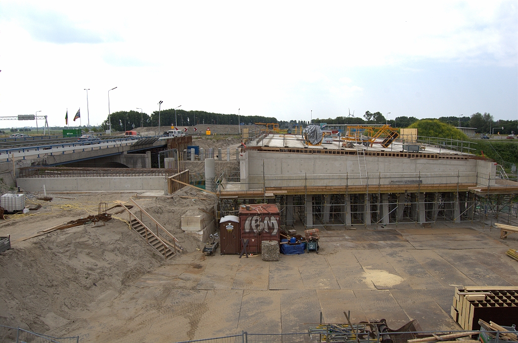 20100626-130832.bmp - De Willem van der Madeweg zou dan verplaatst worden naar dit nieuwe viaduct aan de oostrand van het tracé, samen met het fietspad.