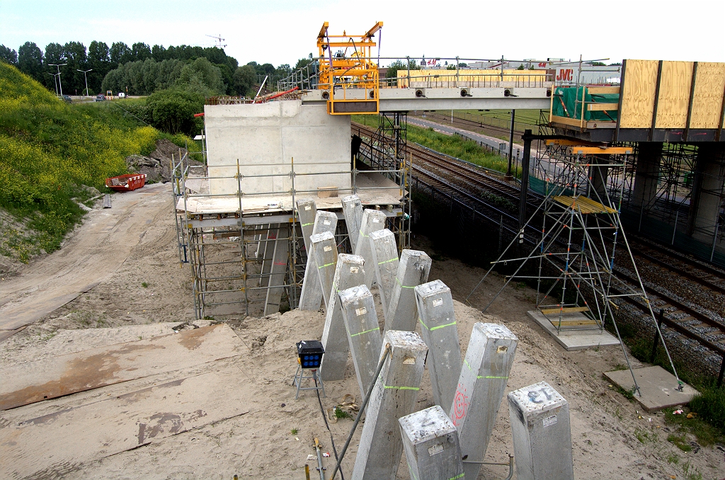 20100626-131608.bmp - Omgekeerde bouwvolgorde zo lijkt het: eerst de betonnen landhoofden hoog op heipalen, dan afwerking van de grondlichamen eronder.