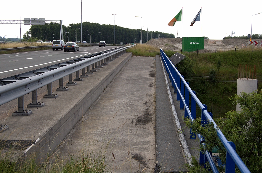 20100626-131857.bmp - De HRR over het zo te zien oorspronkelijke viaduct. De HRL heeft zijn eigen nieuwe viaduct gekregen (links buiten beeld), misschien bij het aansluiten van de N11 op de A4 in 1994. Voor de aanleg van de uitvoegstrook naar de N11 was het oude viaduct uiteraard te smal. Er is wel wat ruimte overgebleven na verplaatsing van de HRL. Bovendien lijkt het erop dat men destijds de bejaarde heeft versterkt met een extra laag beton op de rijvloer.