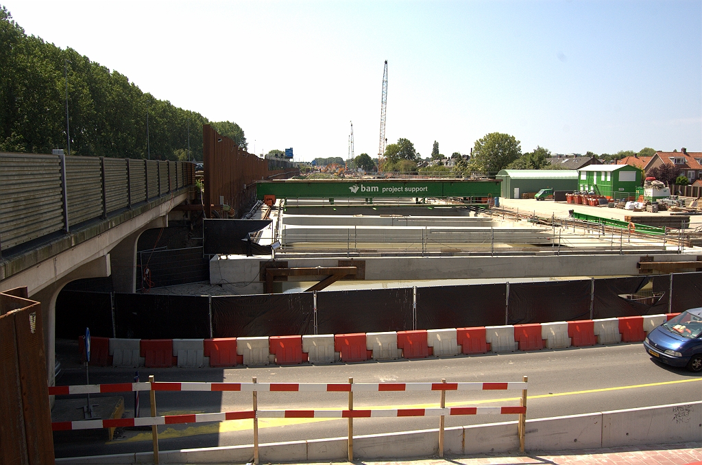 20100626-142839.bmp - A4 bak in uitvoering. Na sloop van het oude viaduct Ericalaan komt er nog z'n bak naast. We zijn hier nog niet volledig op diepte, zodat de Ericalaan in de eindsituatie op N.A.P. + 1 meter over de bak komt te liggen.