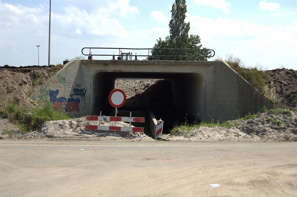 20100626-144727.bmp - ...de oude onderdoorgang Munnikenwetering, waar ook de (langzaam verkeers?) verbinding Boomgaardlaan in lag.