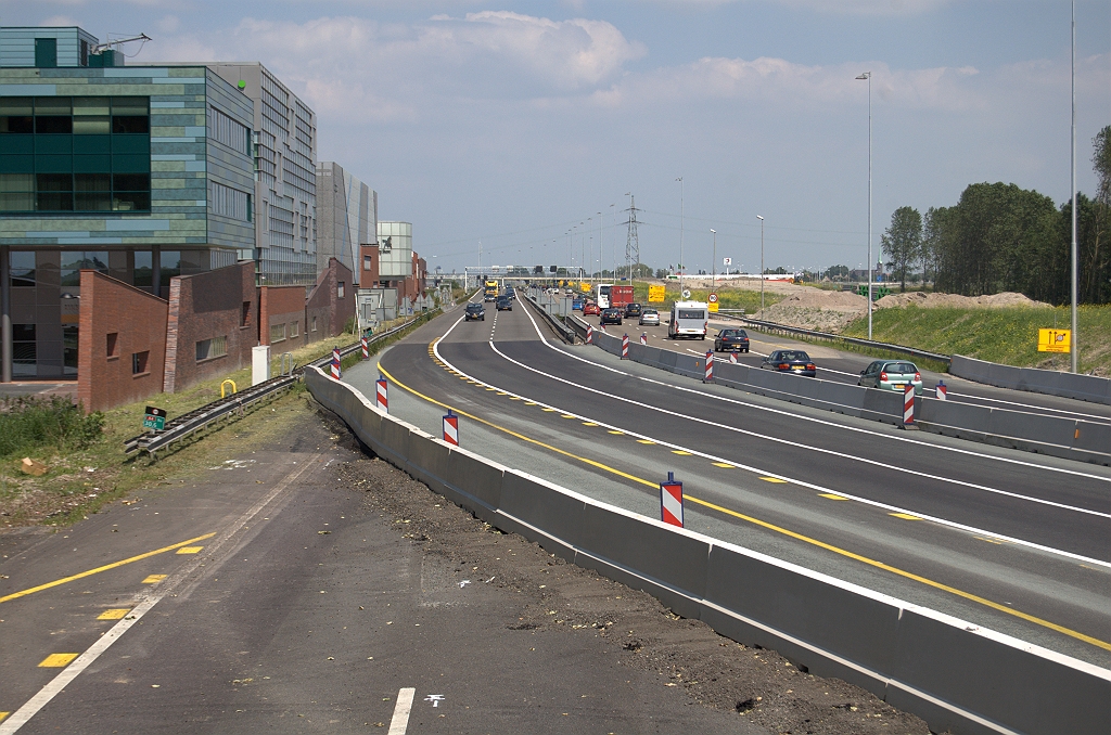 20100626-145040.bmp - Bij Leiderdorp is een nieuw stukje HRL gereed en het verkeer slingert daar dan ook van/naar de oude rijbanen.