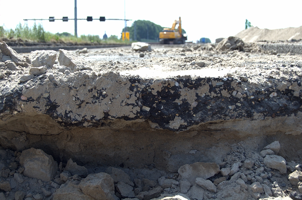 20100626-145651.bmp - Op een andere plek, dichter bij de te slopen onderdoorgang Munnikenwetering, is er echter geen beton te bekennen en ligt het asfalt schijnbaar ongefundeerd direct op het zand.