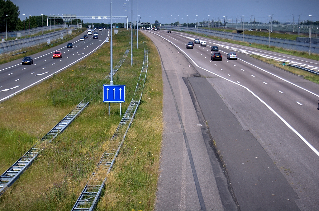 20100626-151450.bmp - De verbreding naar 2x3 rijstroken is dus gereed tussen het ringvaartaquaduct en dit punt, de aansluiting Hoogmade. Wederom reserveringen voor 2x5 zichtbaar, vooral in de HRL waar de onderlagen voor faseringsdoeleinden reeds over de volle breedte werden aangelegd.