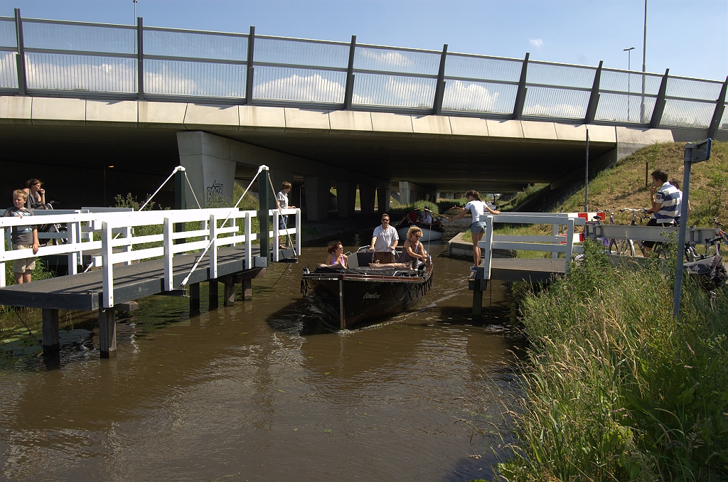 20100626-154920.bmp - Bescheidener, maar wel ruim uitgevoerde kunstwerken over de Zuidzijdevaart. Fietsers moeten het doen met een handbediende basculebrug.