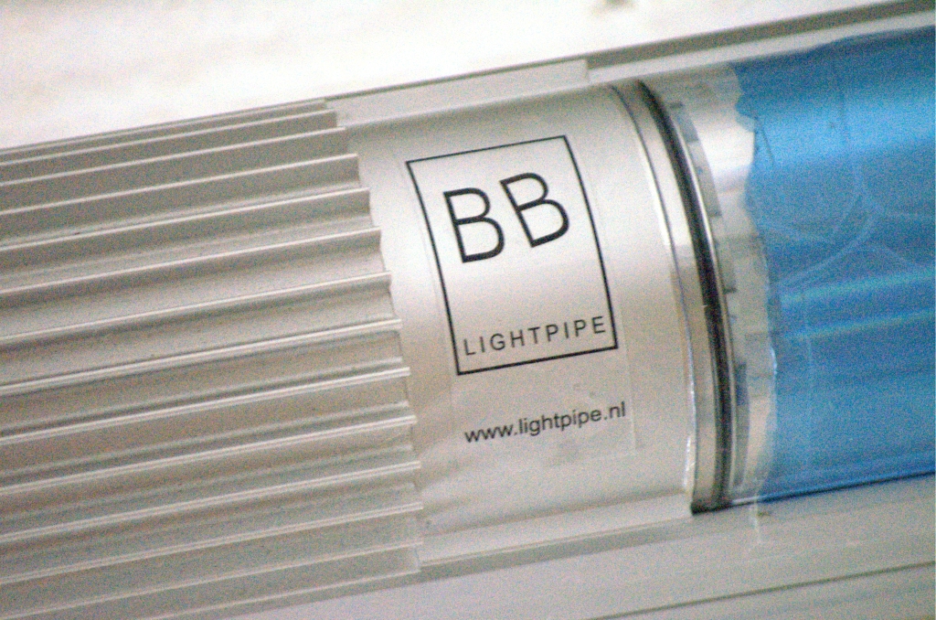 20100626-165541.bmp - Op de website valt te lezen dat de toegepaste lichtbronnen keramische gasontladingslampen (MH) zijn. Blauw licht zal er niet uitkomen, maar is de kleur van de beschermingsfolie.