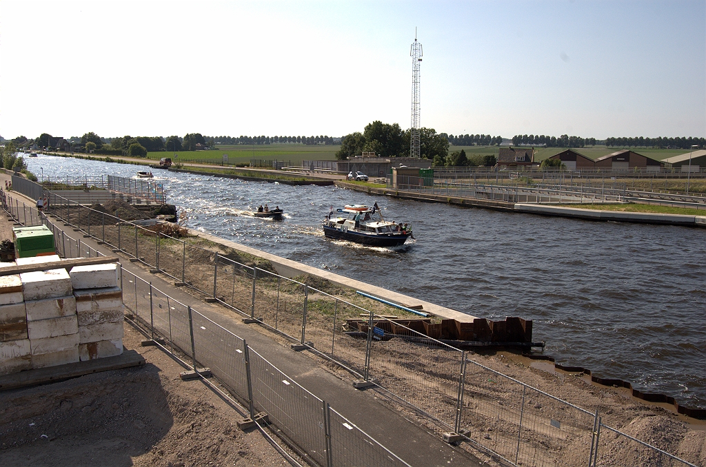 20100626-172533.bmp - Heraangelegd fietspad aan de zuidzijde. Aan de noordzijde blijft de parallelweg aan de ringvaart gehandhaafd als "normale" rijbaan.