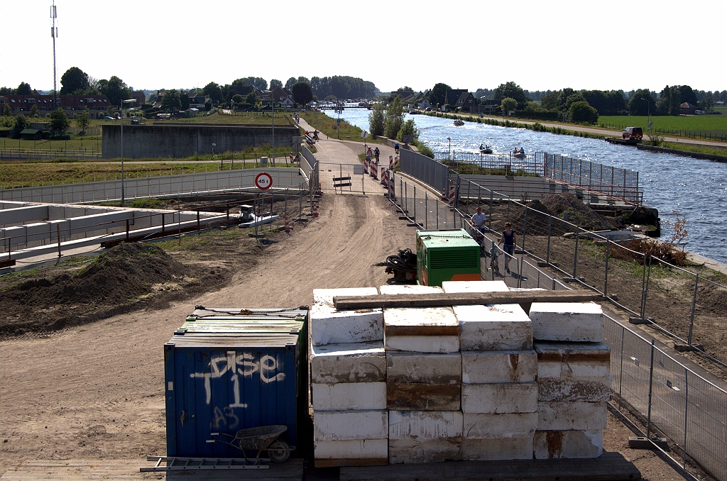 20100626-172654.bmp - Nieuw aquaduct is niet alleen een stuk breder maar ook langer. Het oude had zelfs een plaatselijke versmalling van de ringvaart tot gevolg, en de parallelwegen moesten via aparte viaducten over de A4 geleid worden.