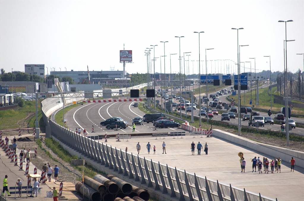 20100626-172804.bmp - Aan de zuidzijde van de ringvaart ligt de in juli open te stellen fasering ook al gereed. In de resterende weken hoeft dus nog enkel het aquaduct geasfalteerd te worden.