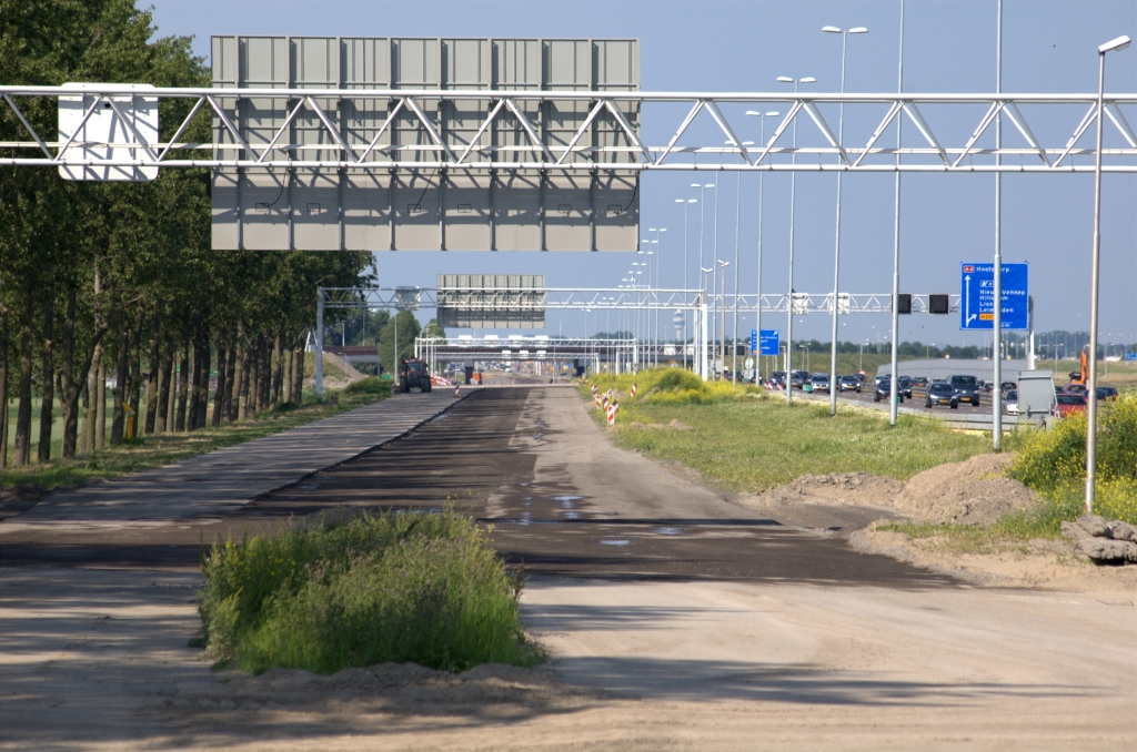 20100626-175940.bmp - 2x3 rijstroken is misschien nog steeds te weinig voor de hoofdverbinding tussen de grootste steden van het land. Er lijkt dan ook ruimte gereserveerd te zijn in de middenberm voor nog maar een toekomstige verbreding.