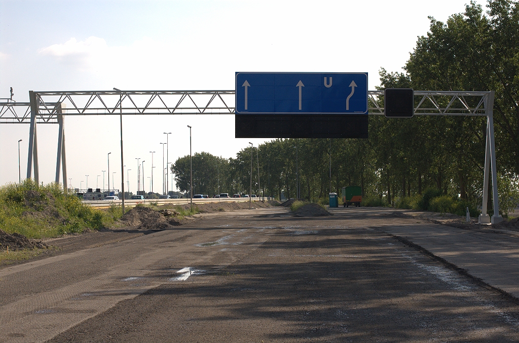 20100626-180541.bmp - Nieuwe borden die het lot van het bestaande aquaduct (bouwjaar 1961) voorspellen. De middensteunen kunnen niet verwijderd worden zonder dat het geheel instort, zodat we een rijbaansplitsing gaan krijgen. Vluchtstrook zal dan ook alleen aanwezig zijn langs de rechter rijbaan in de vork.