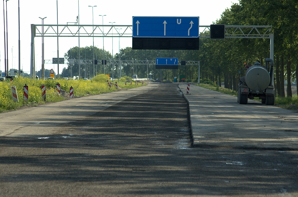 20100626-181230.bmp - Terug naar de oude A4 rijbanen, nu tussen het viaduct Lisserweg en het ringvaartaquaduct. Tijd voor wat gokwerk. Er lijkt sprake te zijn van hergebruik van oude onderlagen, waarbij de voormalige middenberm tussen de versmalde HRL en HRR is opgevuld met een AGRAC-achtige fundering.