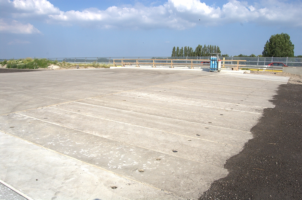 20100626-181502.bmp - Viaduct Lisserweg is niet verbreed maar in zijn geheel vervangen. Zo te zien prefab stootplaten...