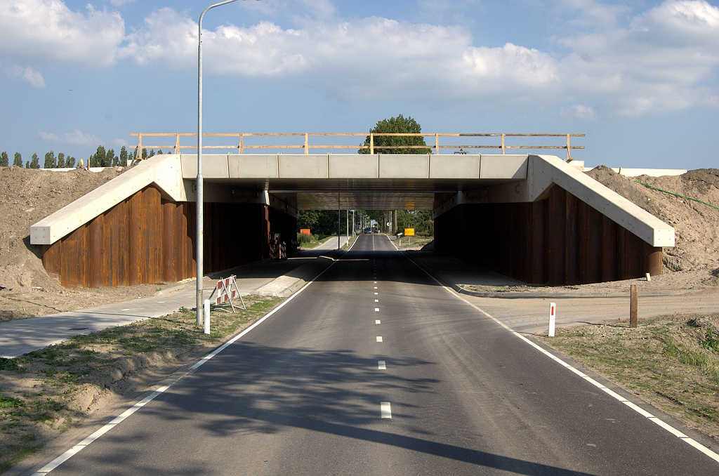 20100626-181944.bmp - Het portaalviaduct heeft combiwanden (damwanden afgewisseld met buizen). Door de korte overspanning kan het zonder voegovergangen worden uitgevoerd.