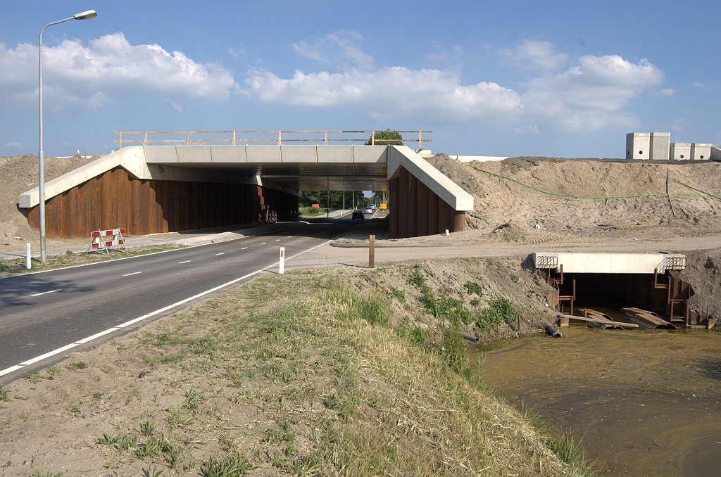 20100626-182038.bmp - Duiker krijgt zo te zien ook nog betonnen sierranden, zodat het harmonieert met het viaduct.