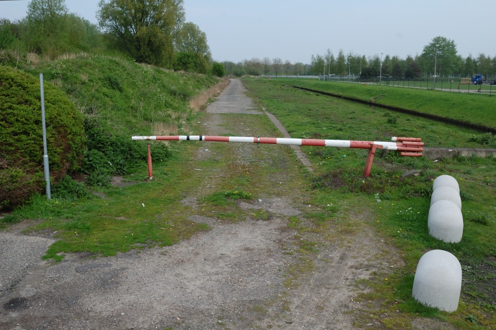 20120502-125337.JPG - Oude toerit RW4 vanaf de Schipholweg in de richting Amsterdam.