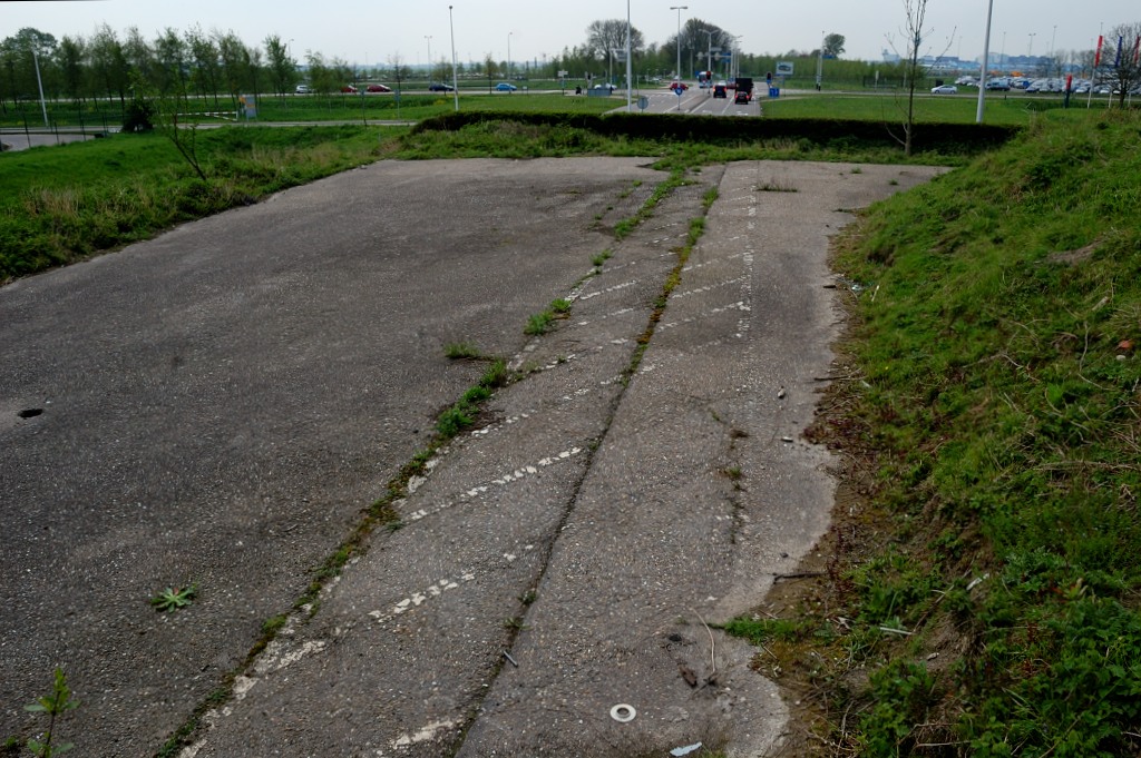 20120502-125613.JPG - Samenkomst van beide RW4 rijbanen zodat het zonder middengeleider verder ging op het viaduct over de Schipholweg.