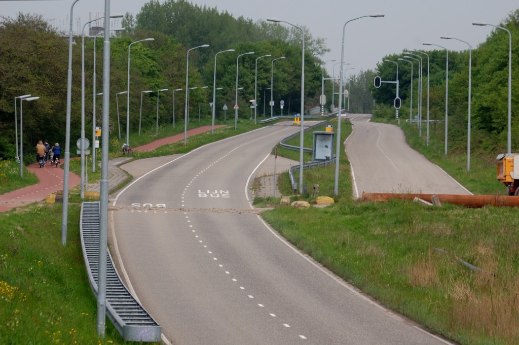 20120502-135753.JPG - Het historische trace ging hier rechtdoor richting Schiphol, achter de rug van de fotograaf.