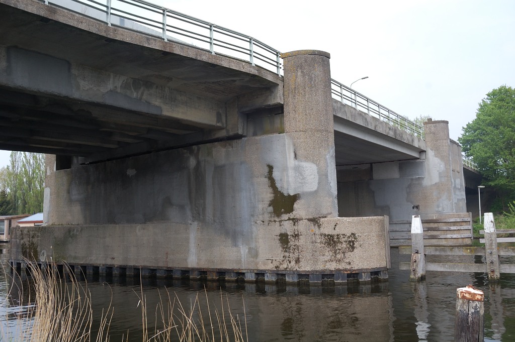 20120502-142521.JPG - Onderbouw van de brug lijkt nog origineel, behalve een veld dat misschien als bascule gepland was?.