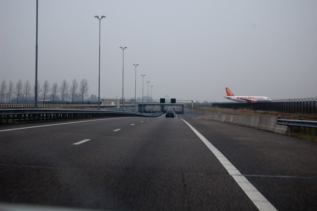 20100123-142703.jpg - De A5 tussen de knooppunten de Hoek en Raasdorp heeft een kaarsrecht trace. Iets wat anno 2003, het jaar van openstelling, alleen nog maar mogelijk lijkt in de Haarlemmermeer polder. De weggebruiker wordt wakkergehouden door een onderdoorgang.