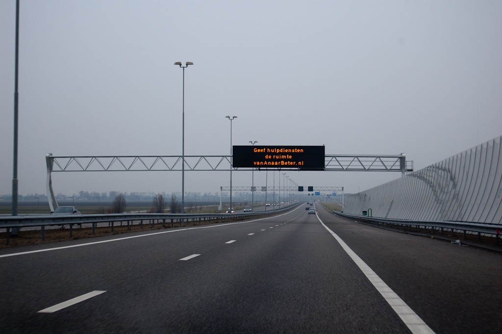 20100123-142825.jpg - Geluidschermen in de lege polder? Er bevinden zich inderdaad enige boerderijen hier naast de A5, bij de brug over de hoofdvaart.