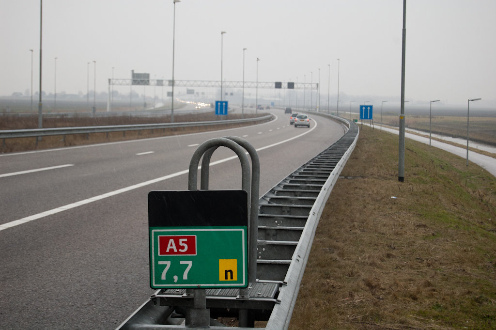 20100123-160709.jpg - En tenslotte het eerste hectometerbordje op de "echte" A5. Alhoewel we hier eigenlijk op een parallelrijbaan terechtkomen ("n": rangeerbaan van het laagste kruisende wegnummer, hectometrering aflopend). Dat voelt nu nog niet zo, omdat de A5 hoofdrijbaan door het knooppunt Raasdorp er nog niet is.