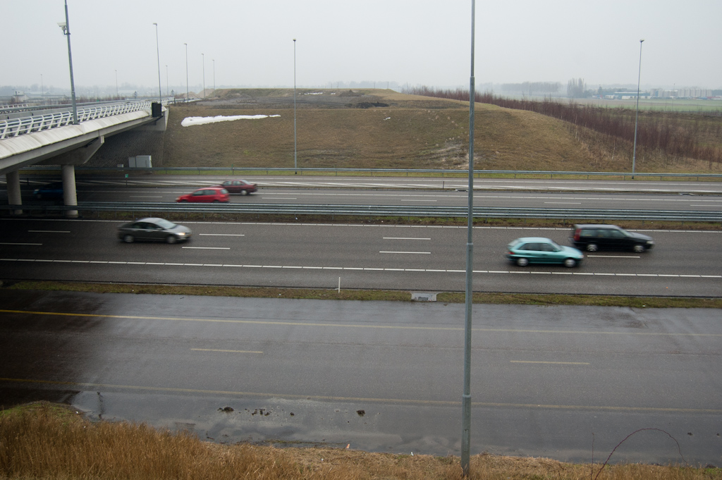 20100123-163801.jpg - Hier moeten de viaducten komen die de A5 hoofdrijbanen over de A9 heen gaan tillen. Het lijkt duidelijk dat voor het bouwen van de viaductsteunen in de middenberm, werkruimte moet worden gecreeerd met mogelijke hinder voor het verkeer op de A9.