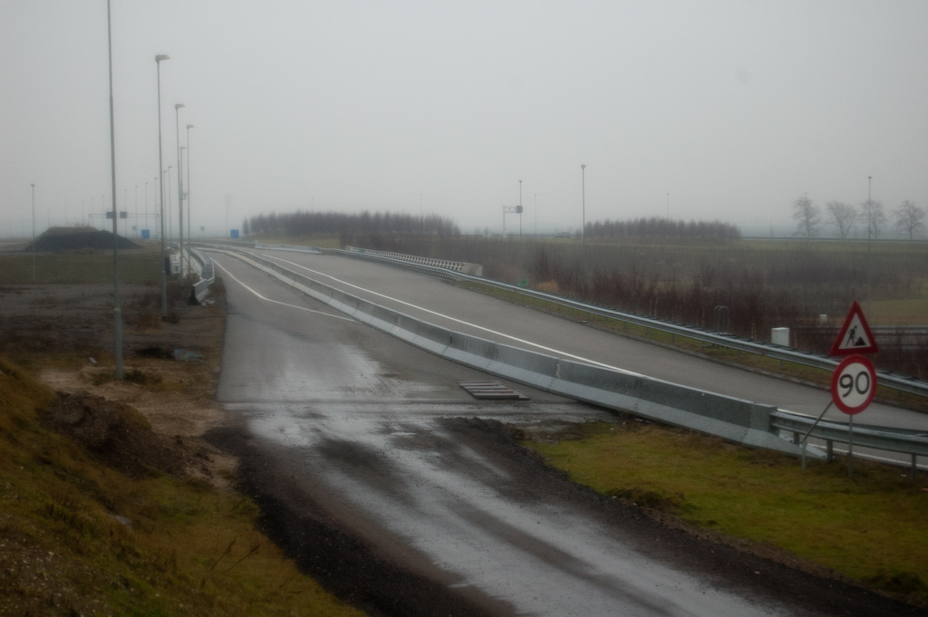 20100123-165052.jpg - Thans nog  oversized  viaduct in de westelijke A5 parallelrijbaan over de A9. In de eindsituatie liggen daar 2 rijstroken, een weefstrook tussen twee klaverlussen en een vluchtstrook op. Thans biedt hij meer dan genoeg plek aan een werkverkeerbaan.