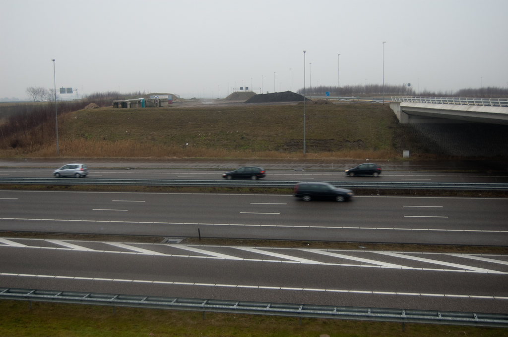 20100123-165330.jpg - De A9 overgestoken en terugkijkend in zuidelijke richting.  De noordelijke rangeerbaan op de voorgrond lijkt in definitieve toestand. Hij dient immers enkel als toerit naar de klaverlus in de relatie Amsterdam-Den Haag. De relatie Den Haag-Haarlem is als turbineboog uitgevoerd, zodat er geen klaverlus is die op deze rangeerbaan uitkomt.