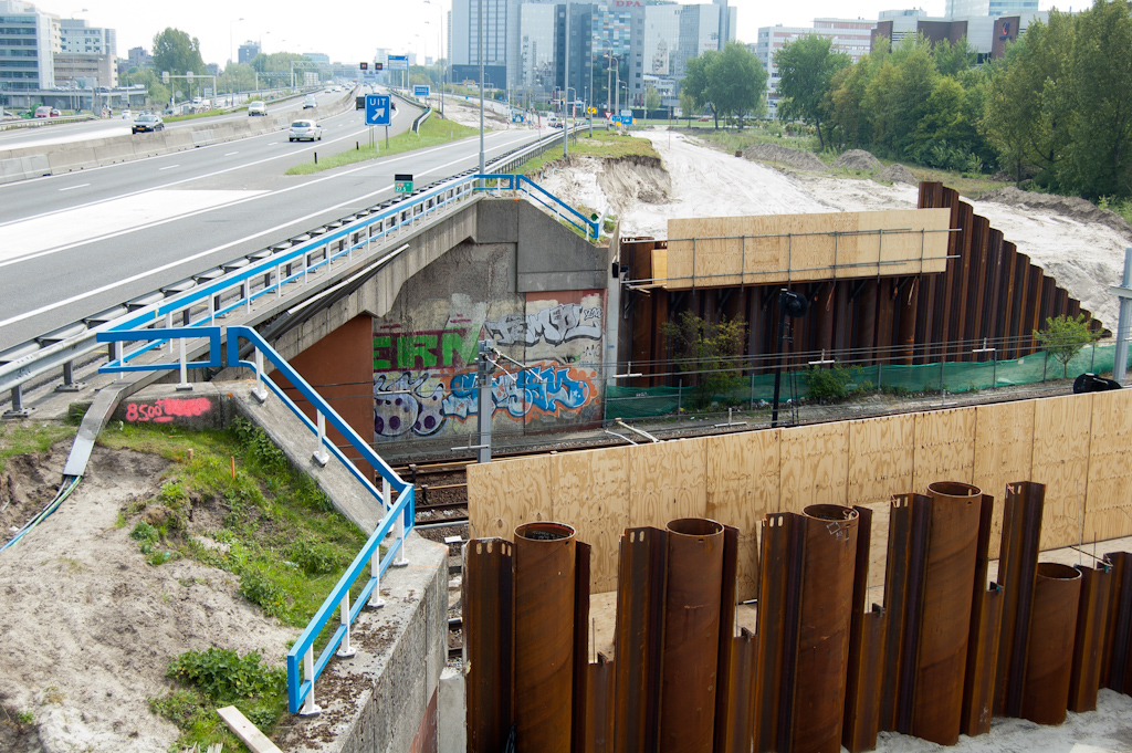 20100515-152922.jpg - Viaduct A10-OV lijntje Sloterdijk, noordwest zijde