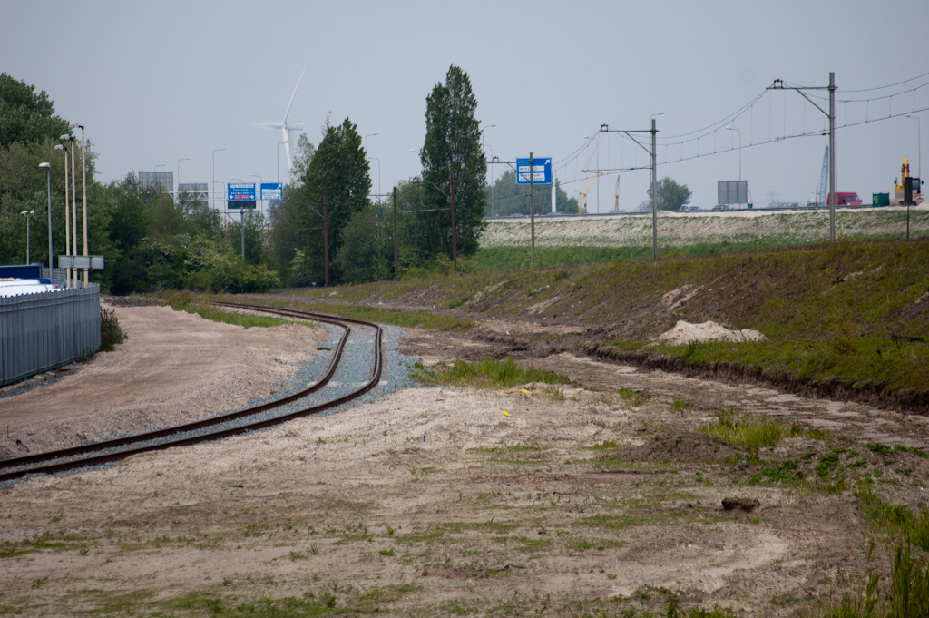 20100515-165541.jpg - Het moet dan wel weer over die andere spoorlijn (incl bovenleiding) naar de A10