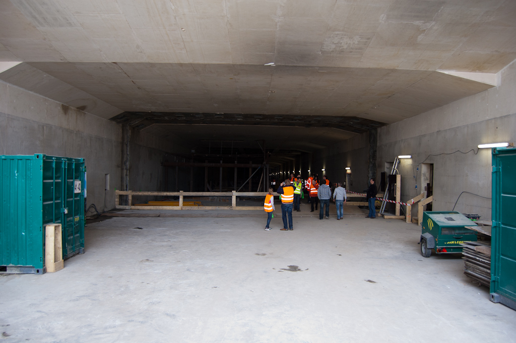 20110528-141000.jpg - Entree meest oostelijke buis. Het donkere kader lijkt de overgang te zijn tussen het "landhoofd" en een afgezonken tunnelsegment.